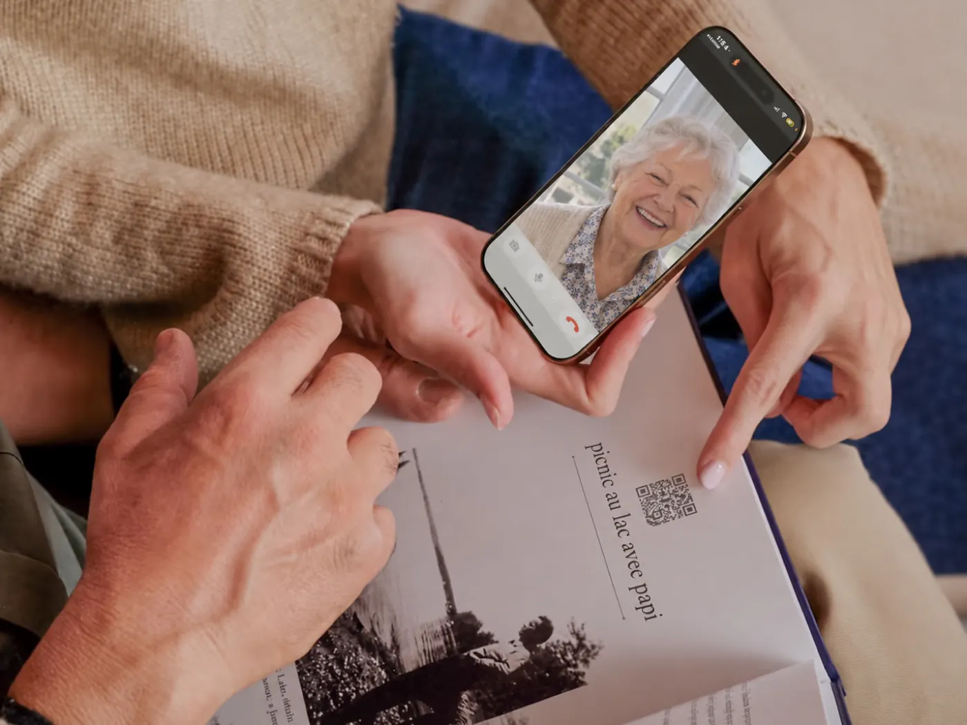Deux proches suivent une page du livre, le téléphone à la main, la narratrice à l’écran.