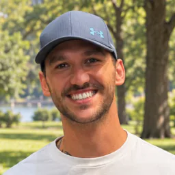 Nicolas Serra, fondateur, en extérieur dans un parc.